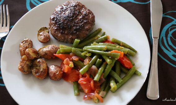 Hamburger, haricots tomatés et pommes de terre grenaille au four