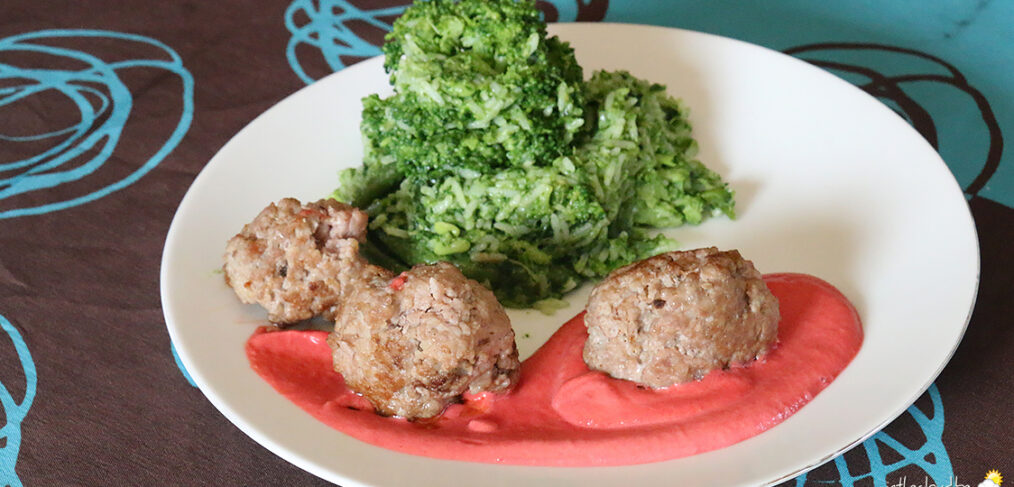 Taboulé de riz aux boulettes, légumes et sauce betterave-yaourt