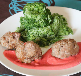 Taboulé de riz aux boulettes, légumes et sauce betterave-yaourt