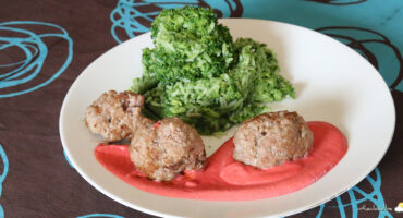 Taboulé de riz aux boulettes, légumes et sauce betterave-yaourt