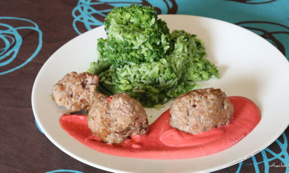 Taboulé de riz aux boulettes, légumes et sauce betterave-yaourt