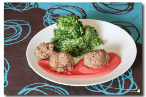 Taboulé de riz aux boulettes, légumes et sauce betterave-yaourt