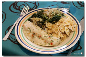 Filet de sébaste, farfalle à la moutarde, chou vert aux champignons